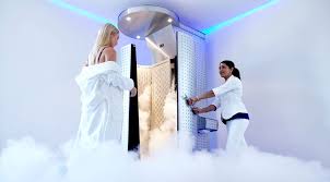 WHAT IS CRYOTHERAPY? IS IT SAFE? | BENEFITS, RISKS AND MORE!